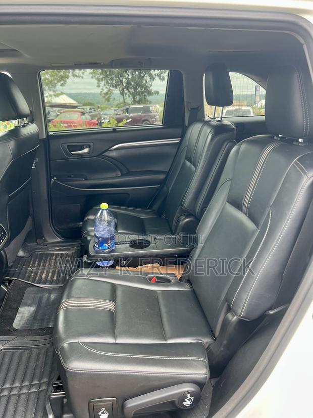 Toyota Highlander SE 4x4 V6 (3.5L 6cyl 8A) 2017 White