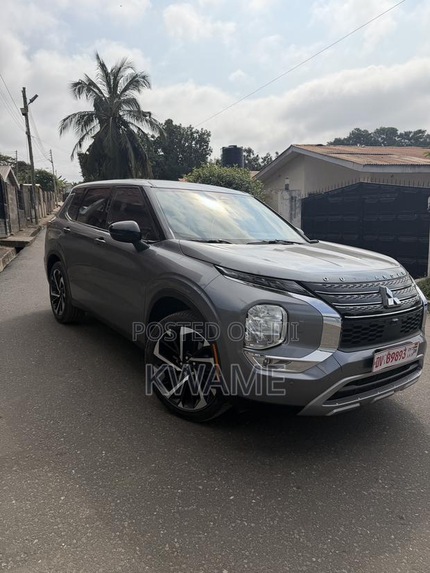 Mitsubishi Outlander SE Launch Edition 2022 Gray