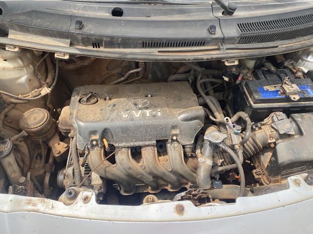 Toyota Vitz 2010 Silver