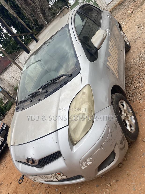 Toyota Vitz 2010 Silver