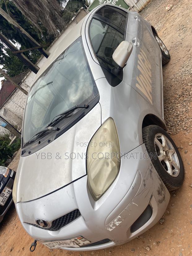 Toyota Vitz 2010 Silver