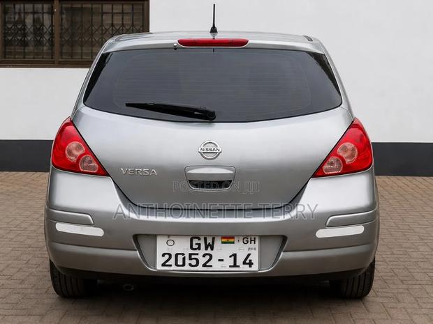 Nissan Versa 1.8 S Hatchback 2007 Silver