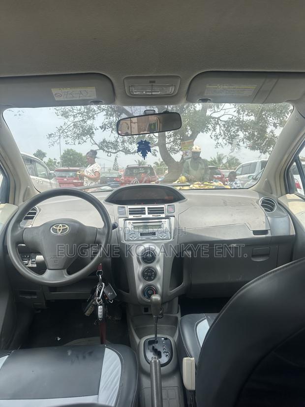 Toyota Vitz 1.5 FWD 5dr 2010 Silver