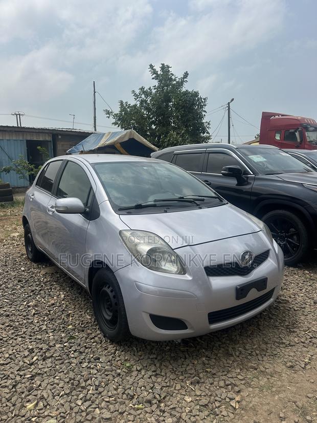 Toyota Vitz 1.5 FWD 5dr 2010 Silver