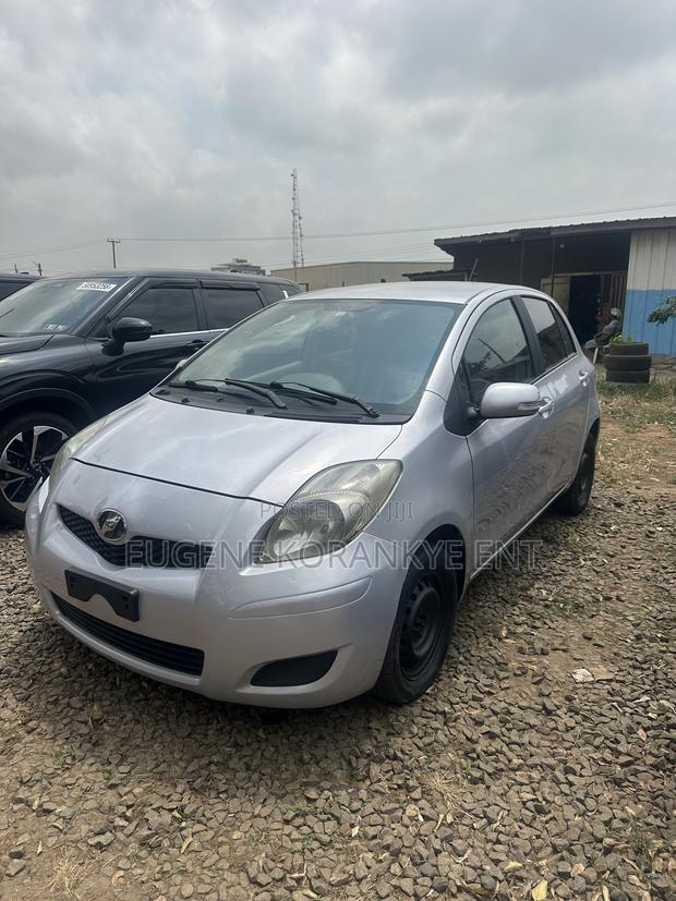 Toyota Vitz 1.5 FWD 5dr 2010 Silver