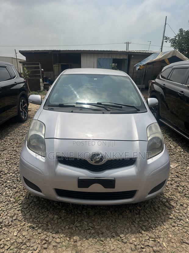 Toyota Vitz 1.5 FWD 5dr 2010 Silver
