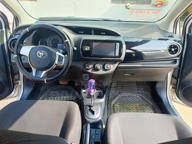 Toyota Vitz 2015 Silver