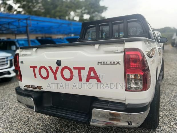 Toyota Hilux 2022 White