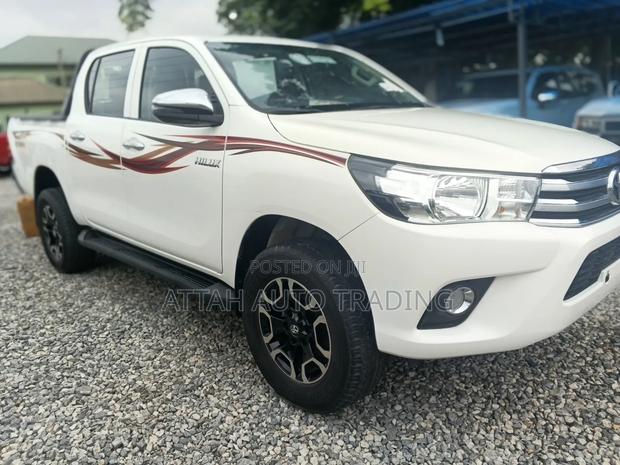 Toyota Hilux 2022 White