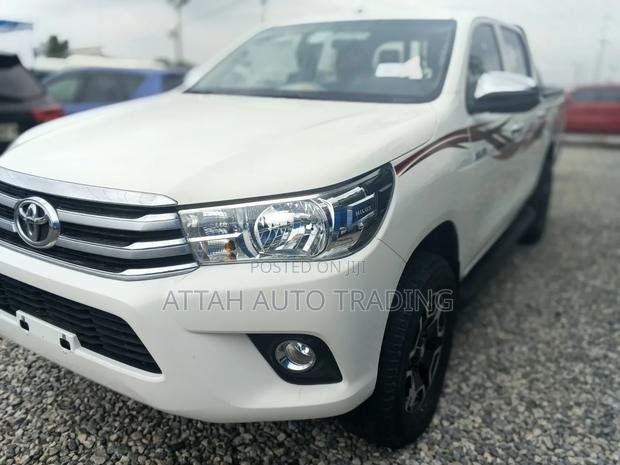 Toyota Hilux 2022 White