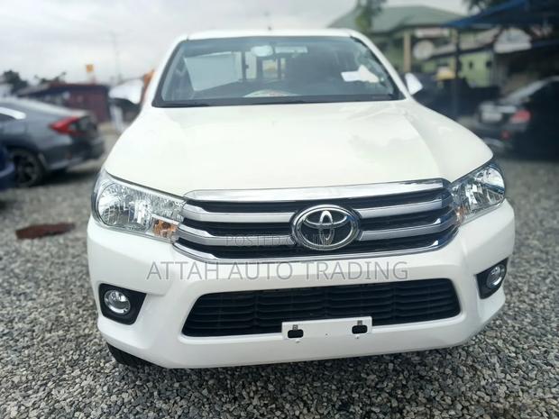 Toyota Hilux 2022 White