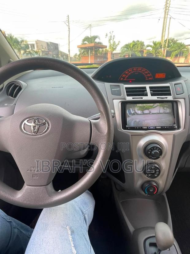 Toyota Vitz 2010 Silver