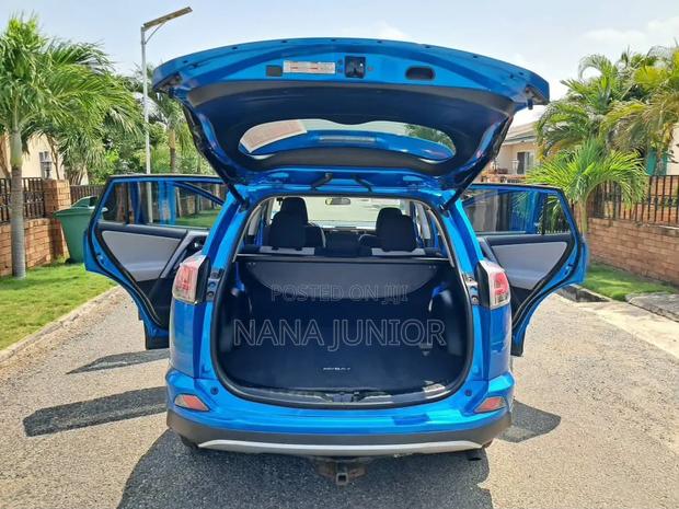 Toyota RAV4 XLE AWD (2.5L 4cyl 6A) 2016 Blue