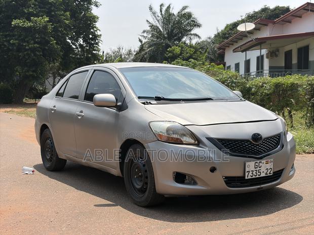 Toyota Yaris Base Sedan 4dr 2010 Silver