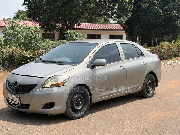 Toyota Yaris Base Sedan 4dr 2010 Silver