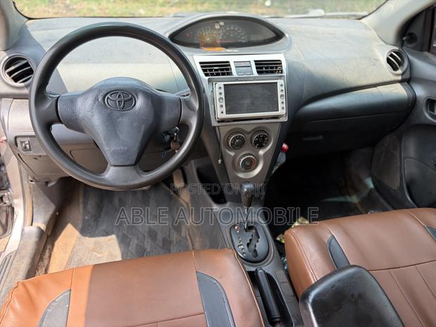 Toyota Yaris Base Sedan 4dr 2010 Silver
