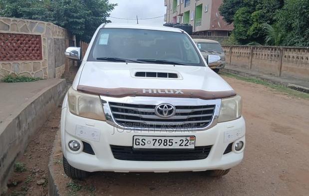 Toyota Hilux SR 4x4 2013 White