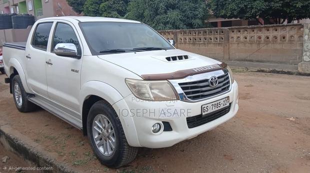 Toyota Hilux SR 4x4 2013 White