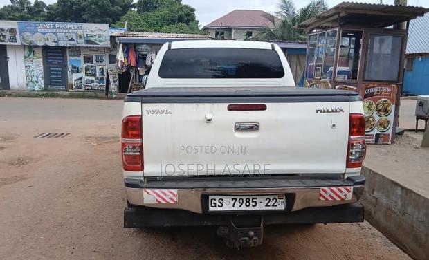 Toyota Hilux SR 4x4 2013 White