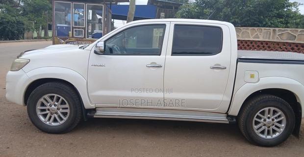 Toyota Hilux SR 4x4 2013 White