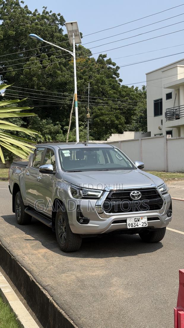 Toyota Hilux 2025 Silver