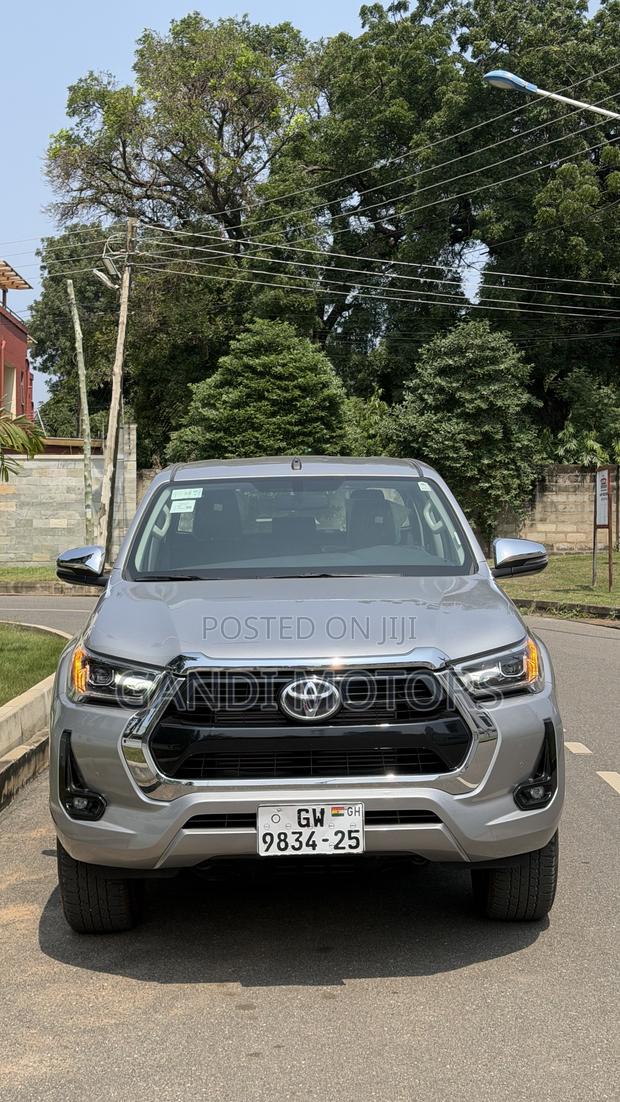 Toyota Hilux 2025 Silver
