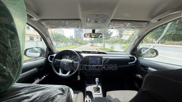 Toyota Hilux 2025 Silver