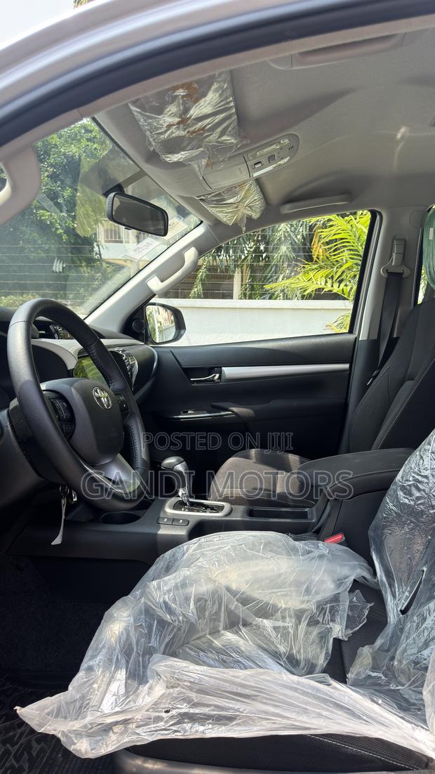 Toyota Hilux 2025 Silver