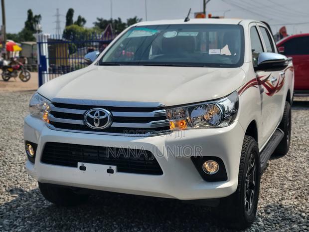 Toyota Hilux Revo Double Cab Petrol 2.7 AWD 2022 White