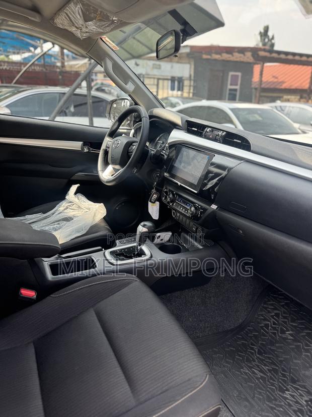 Toyota Hilux 2025 Gray