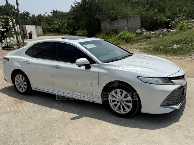 Toyota Camry XLE FWD (2.5L 4cyl 8AM) 2018 White
