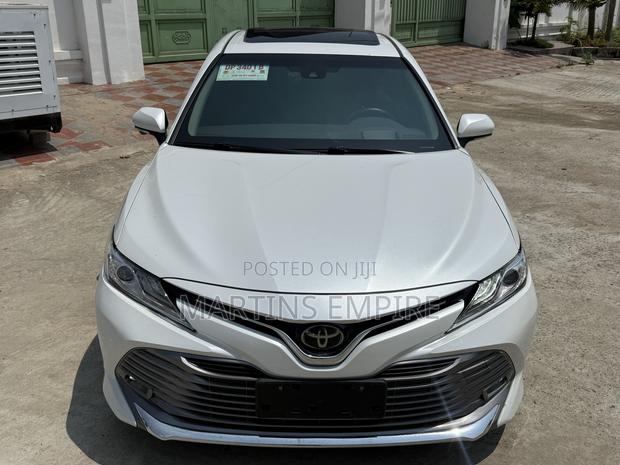Toyota Camry XLE FWD (2.5L 4cyl 8AM) 2018 White