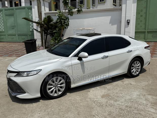 Toyota Camry XLE FWD (2.5L 4cyl 8AM) 2018 White