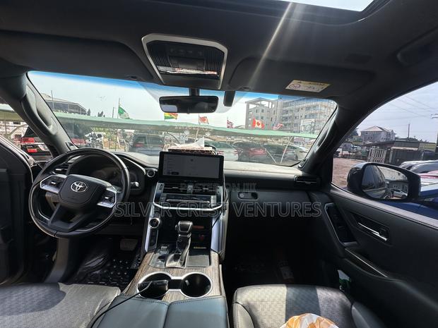 Toyota Land Cruiser LC300 2025 Black