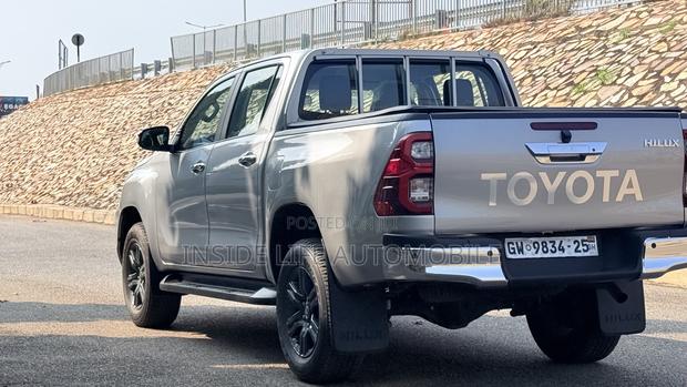 Toyota Hilux 2025 Silver