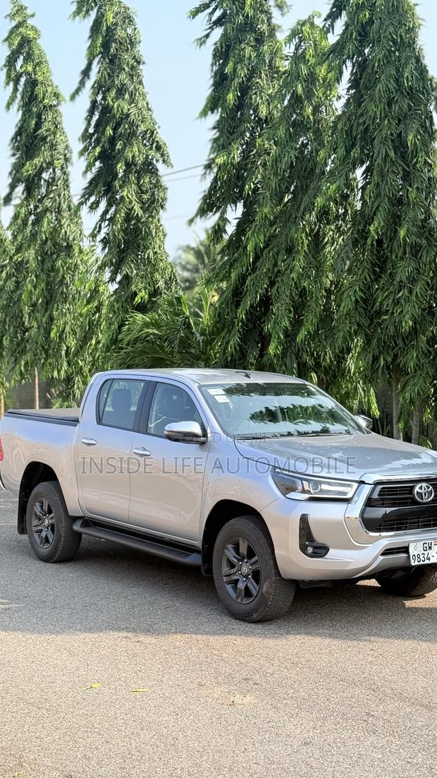 Toyota Hilux 2025 Silver