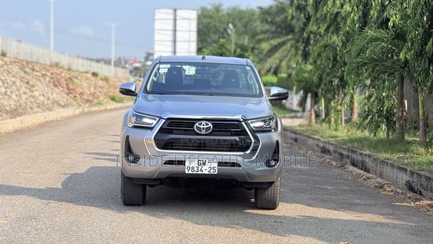 Toyota Hilux 2025 Silver