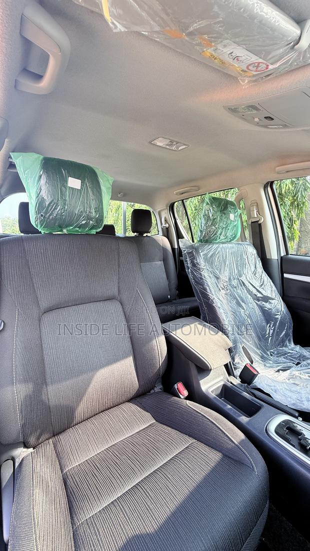 Toyota Hilux 2025 Silver