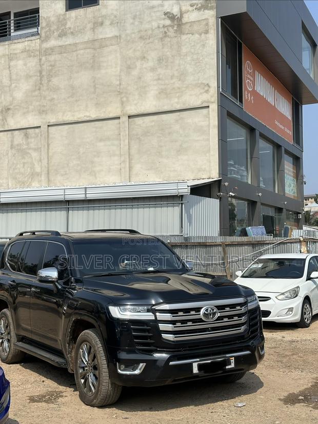 Toyota Land Cruiser LC300 2025 Black