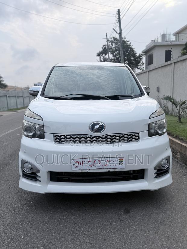 Toyota Voxy V 4WD 8-Seater 2011 White