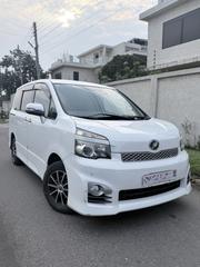 Toyota Voxy V 4WD 8-Seater 2011 White for sale