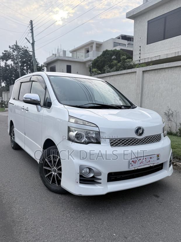 Toyota Voxy V 4WD 8-Seater 2011 White