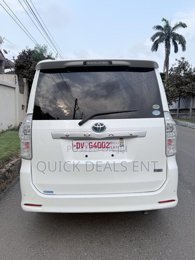 Toyota Voxy V 4WD 8-Seater 2011 White