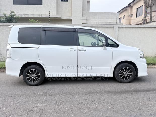 Toyota Voxy V 4WD 8-Seater 2011 White