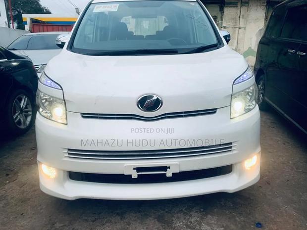 Toyota Voxy ZS 4WD 8-Seater 2011 White