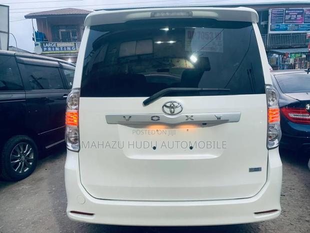 Toyota Voxy ZS 4WD 8-Seater 2011 White
