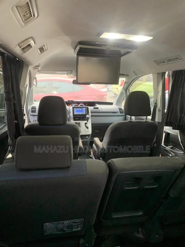 Toyota Voxy ZS 4WD 8-Seater 2011 White