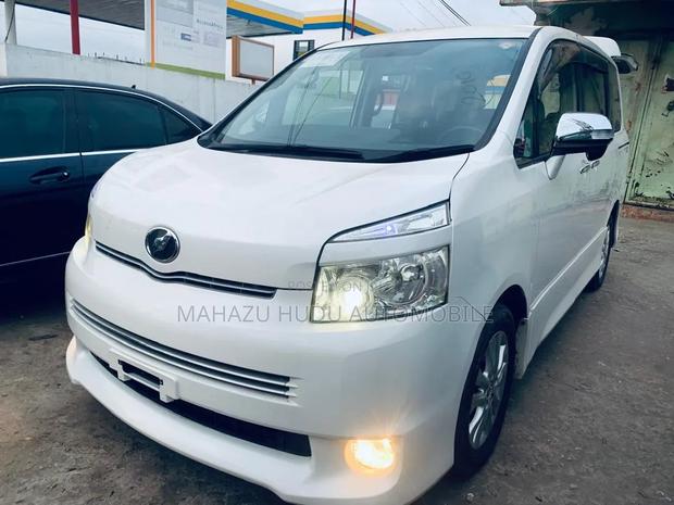 Toyota Voxy ZS 4WD 8-Seater 2011 White