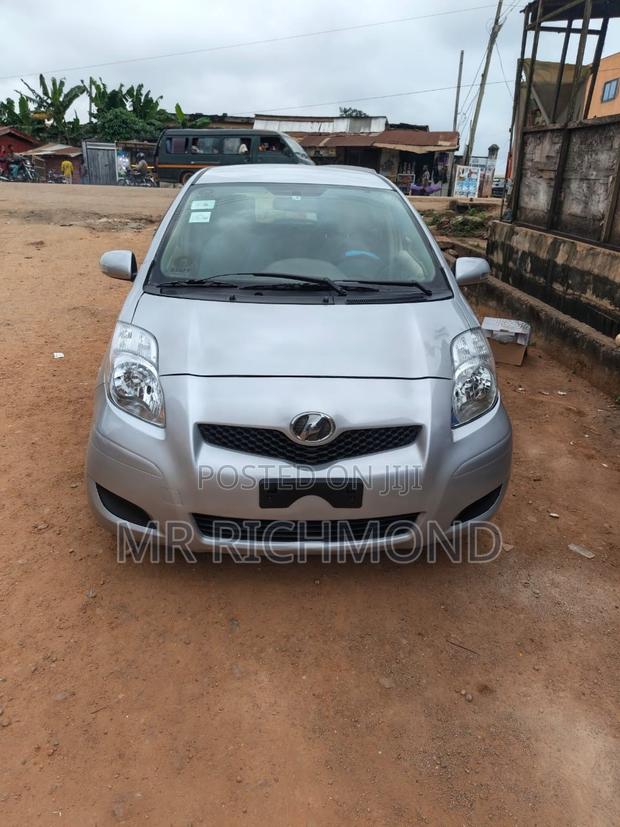 Toyota Vitz 2010 Silver