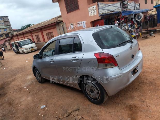 Toyota Vitz 2010 Silver